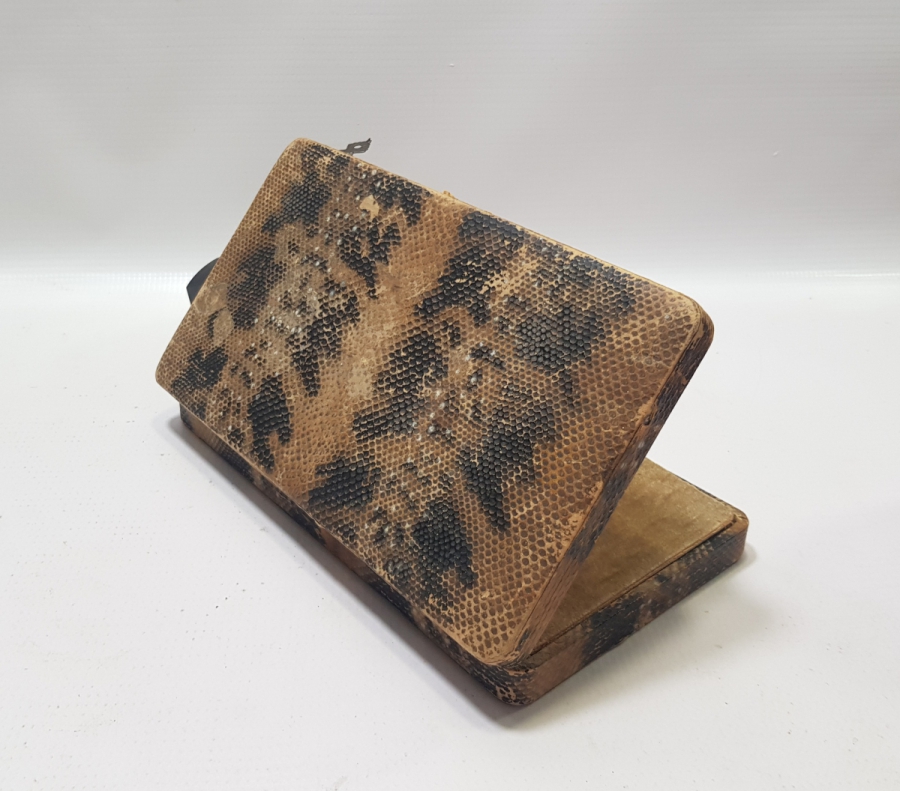 OSMANLI DÖNEMİ YILAN DERİSİNDEN MAMUL İÇİ TAŞ AYNALI KAPAKLI KUTU