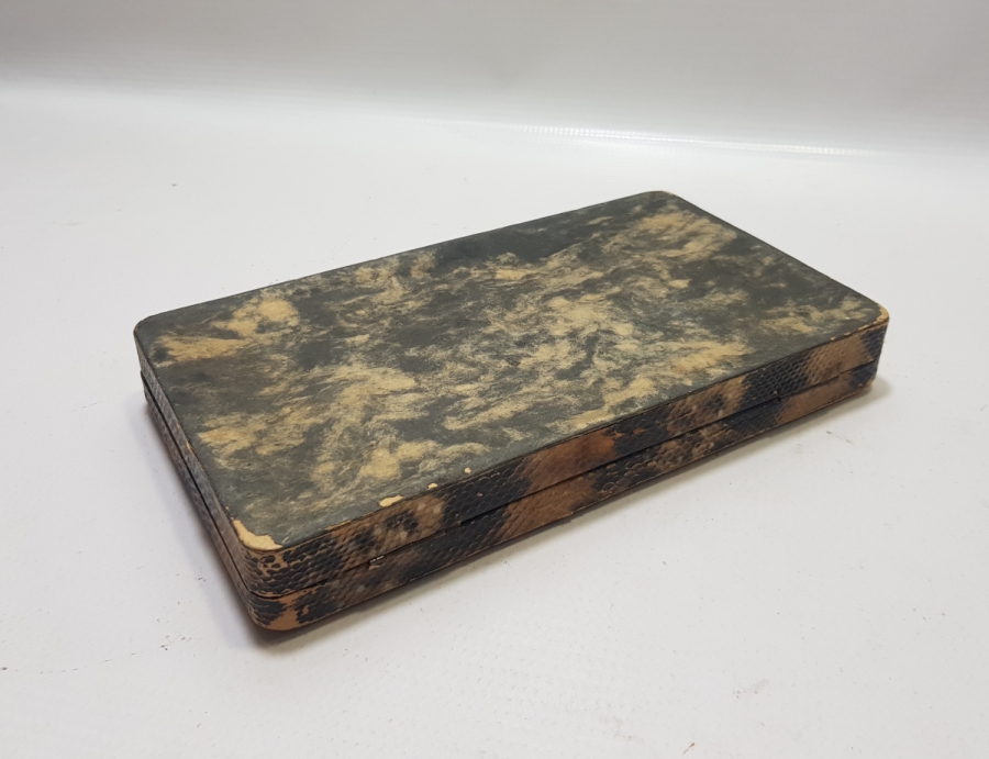 OSMANLI DÖNEMİ YILAN DERİSİNDEN MAMUL İÇİ TAŞ AYNALI KAPAKLI KUTU