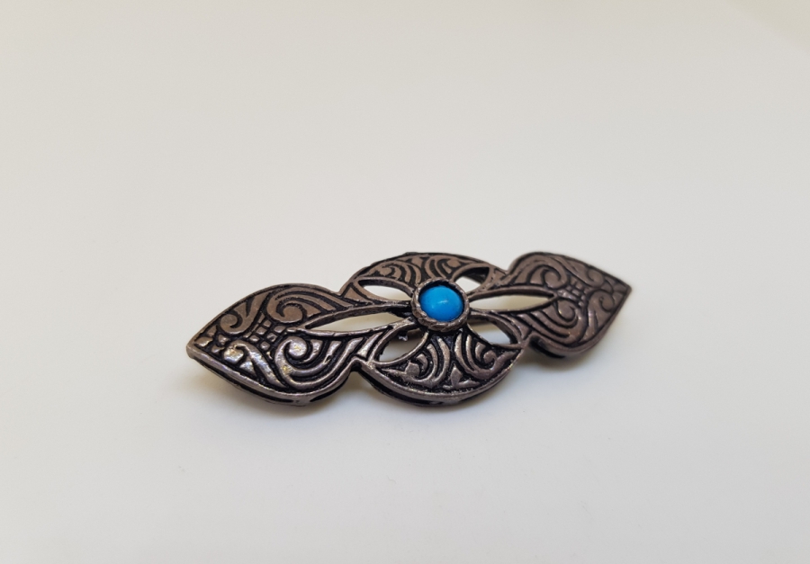 TURKUAZ TAŞLI VE KABARTMA İŞÇİLİKLİ GÜMÜŞ BROŞ