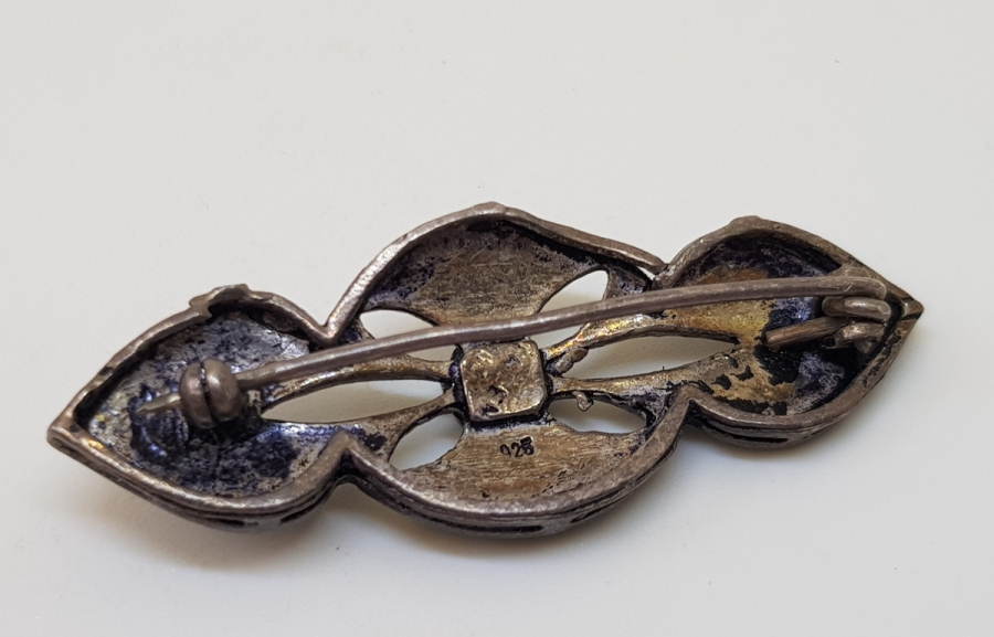 TURKUAZ TAŞLI VE KABARTMA İŞÇİLİKLİ GÜMÜŞ BROŞ