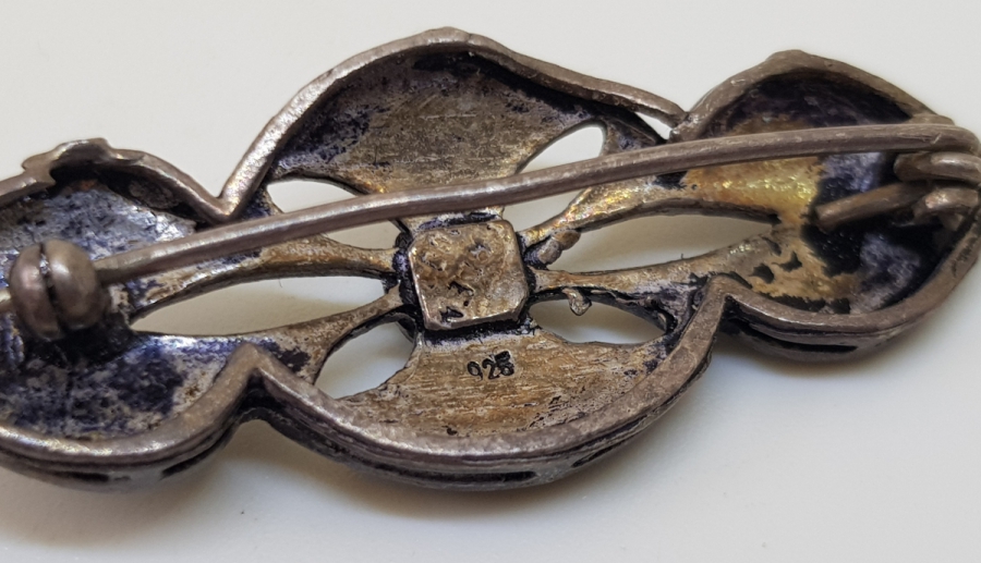 TURKUAZ TAŞLI VE KABARTMA İŞÇİLİKLİ GÜMÜŞ BROŞ