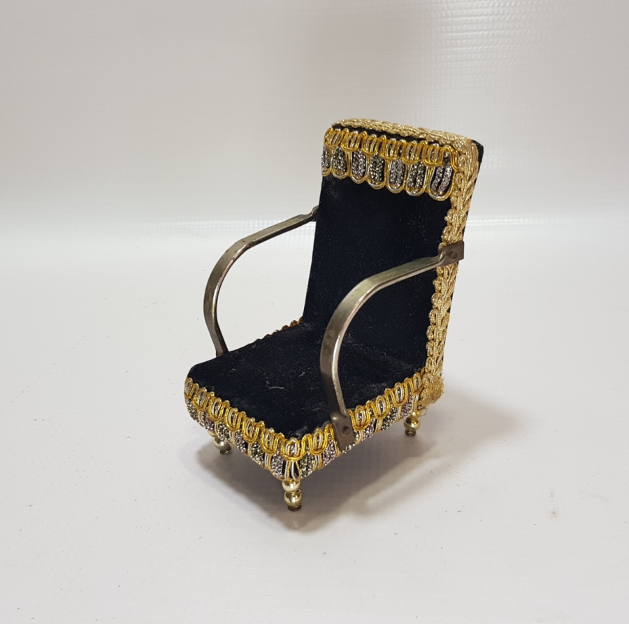 KOLTUK FORMUNDA YAPILMIŞ ANTİKA CEP SAATİ STANDI