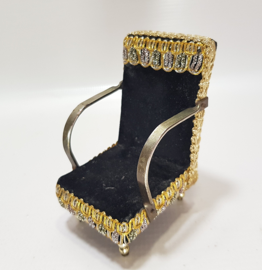 KOLTUK FORMUNDA YAPILMIŞ ANTİKA CEP SAATİ STANDI