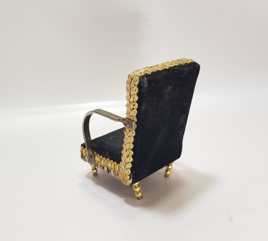 KOLTUK FORMUNDA YAPILMIŞ ANTİKA CEP SAATİ STANDI