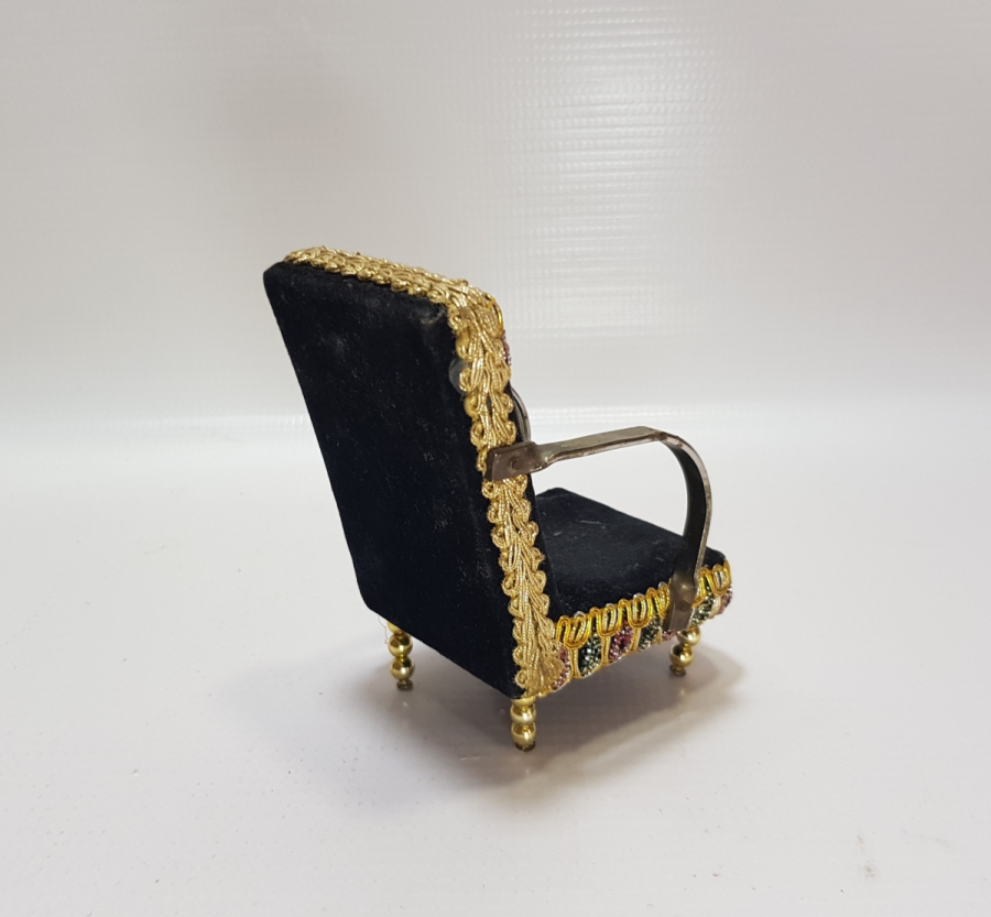 KOLTUK FORMUNDA YAPILMIŞ ANTİKA CEP SAATİ STANDI