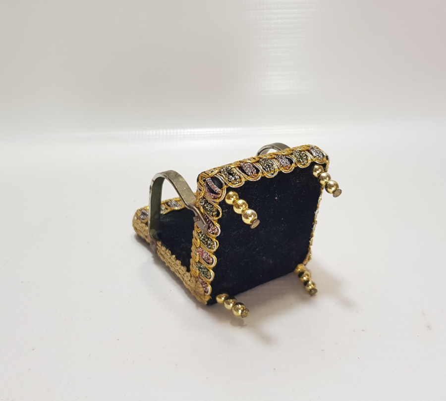 KOLTUK FORMUNDA YAPILMIŞ ANTİKA CEP SAATİ STANDI