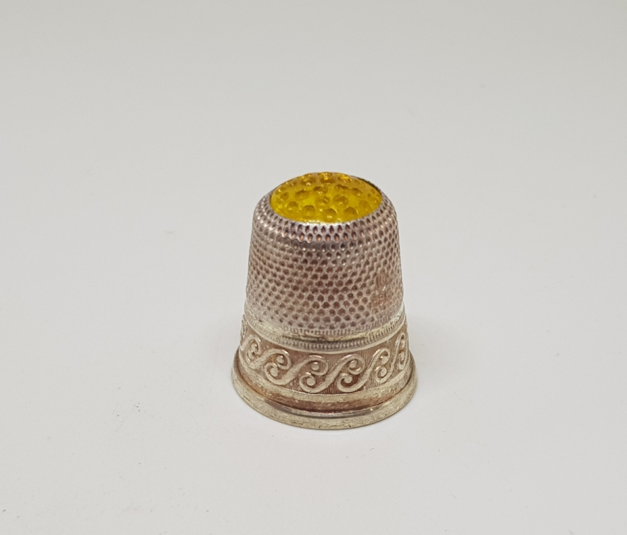 ÜZERİ DOĞAL TAŞLI VE KABARTMA İŞÇİLİKLİ ANTİKA GÜMÜŞ TERZİ YÜKSÜĞÜ