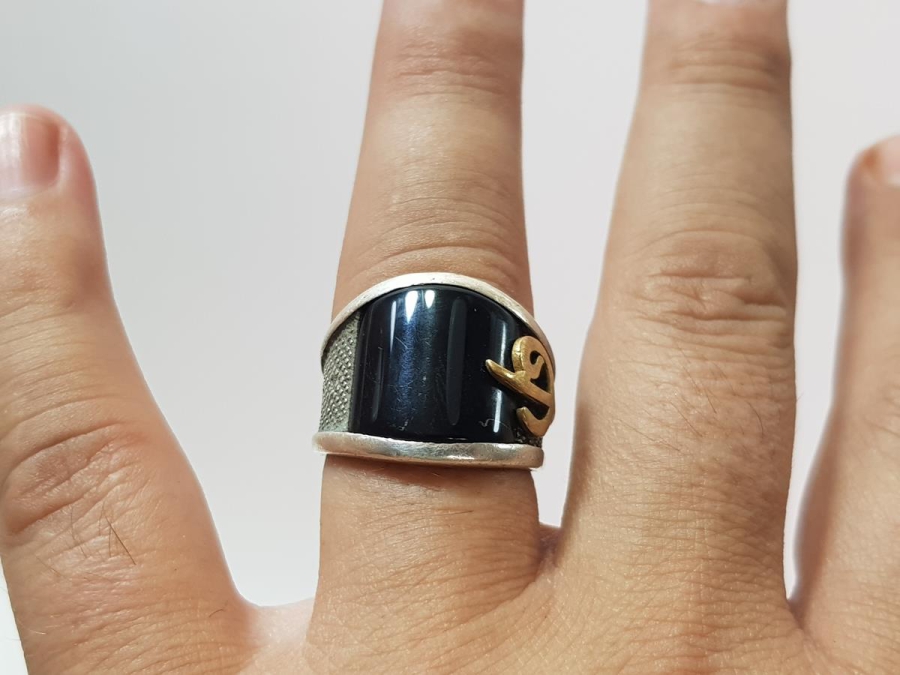 ÜZERİNDE ELİF VE VAV HARFLERİ YAZILI OLTU TAŞLI GÜMÜŞ YÜZÜK