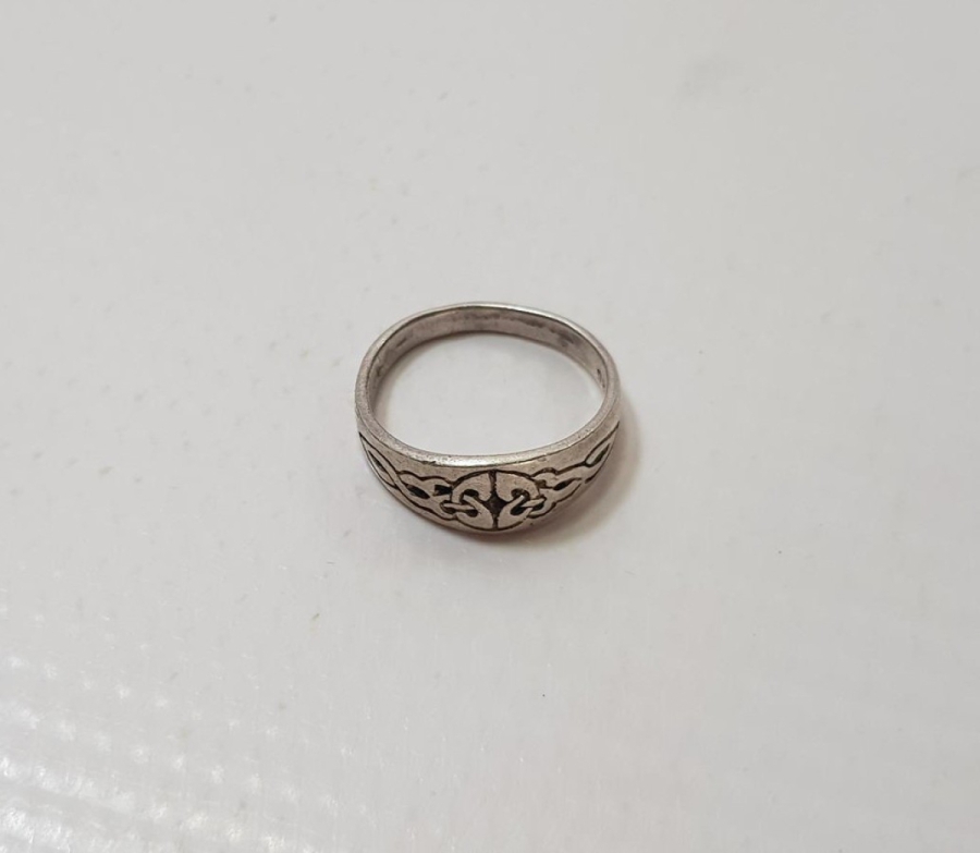 ÜZERİ FİGÜRLÜ GÜMÜŞ YÜZÜK