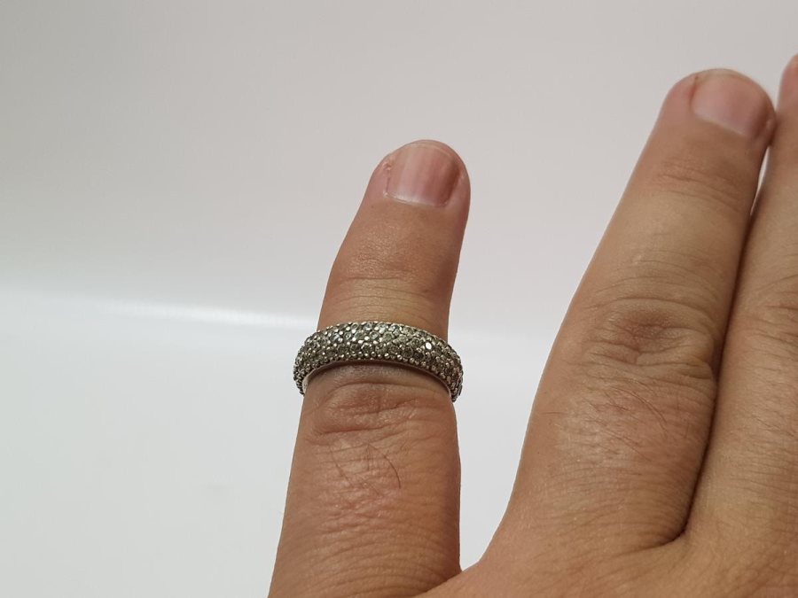 ZİRKON TAŞLARLA SÜSLÜ GÜMÜŞ YÜZÜK