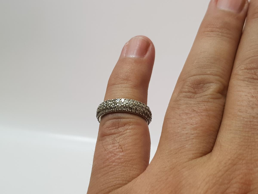 ZİRKON TAŞLARLA SÜSLÜ GÜMÜŞ YÜZÜK