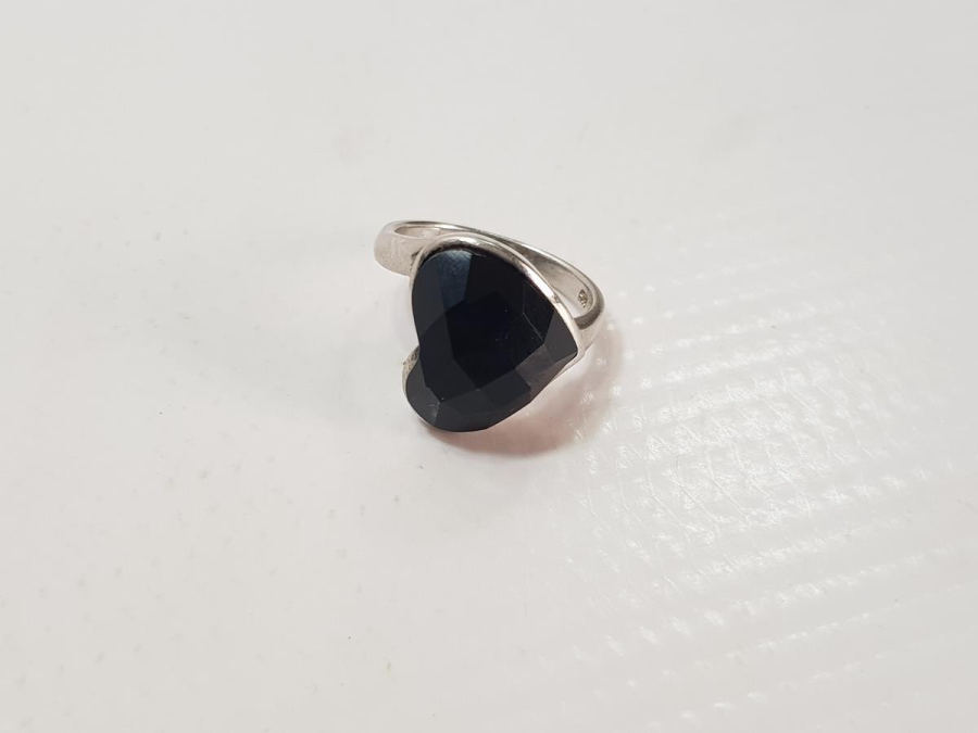 KALP FORMLU OLTU TAŞLI GÜMÜŞ YÜZÜK