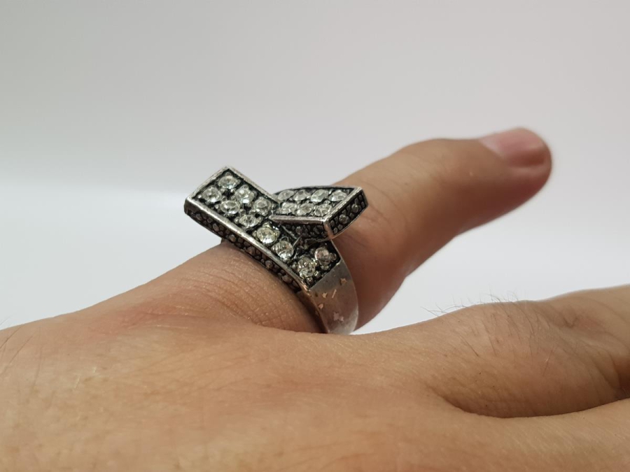 TACI ZİRKON TAŞLARLA SÜSLÜ GÜMÜŞ BAYAN YÜZÜĞÜ