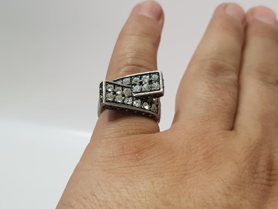 TACI ZİRKON TAŞLARLA SÜSLÜ GÜMÜŞ BAYAN YÜZÜĞÜ