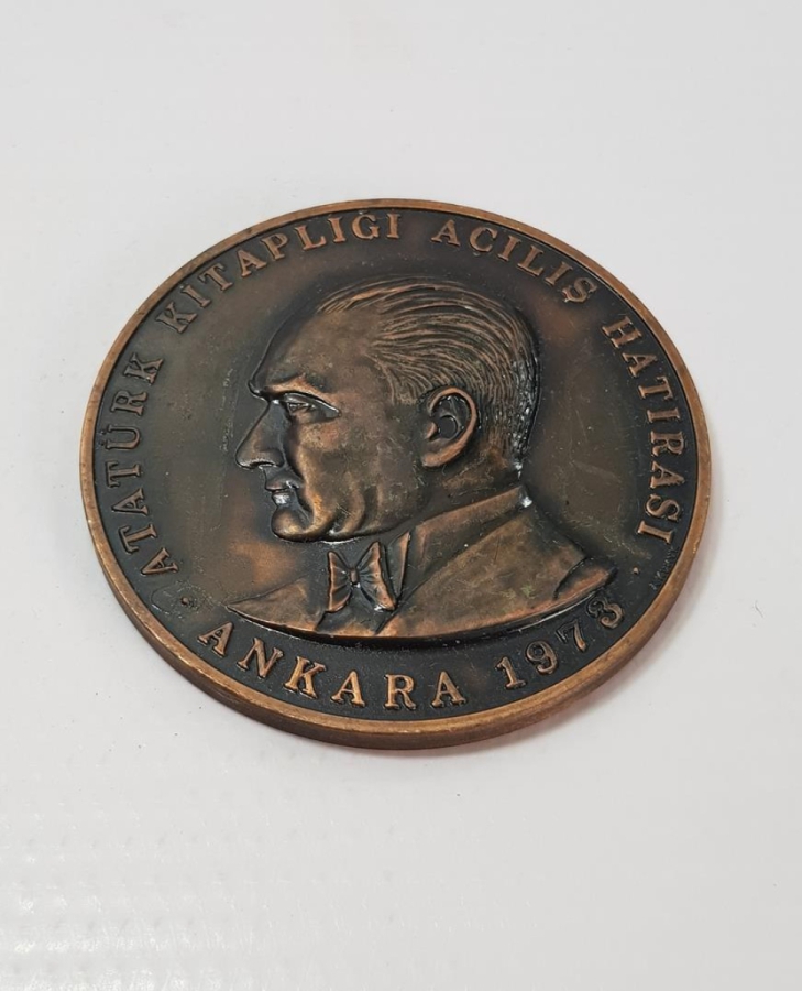 1973 YAPI VE KREDİ BANKASI ANKARA ATATÜRK KİTAPLIĞI AÇILIŞ HATIRASI MADALYON