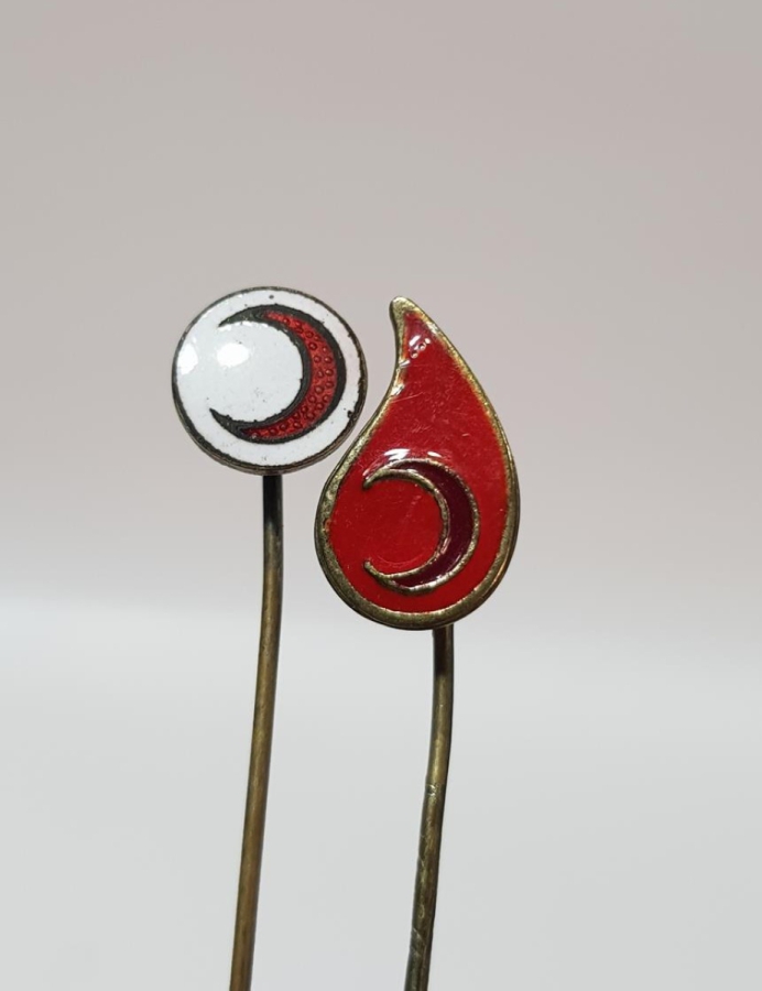 BİR ÇİFT HİLAL-İ AHMER ROZETİ