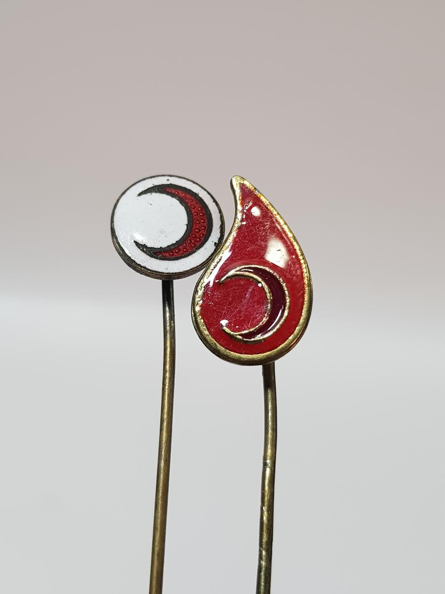 BİR ÇİFT HİLAL-İ AHMER ROZETİ