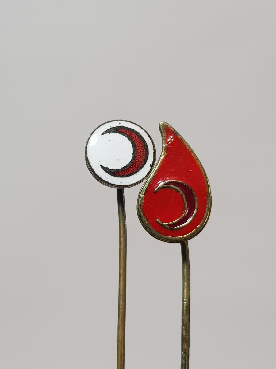 BİR ÇİFT HİLAL-İ AHMER ROZETİ