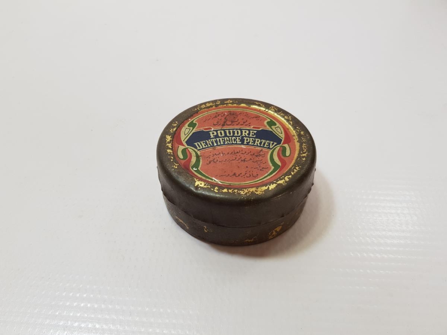 TIP TARİHİ: OSMANLICA VE FRANSIZCA YAZILI PERTEV PUDRA KUTUSU