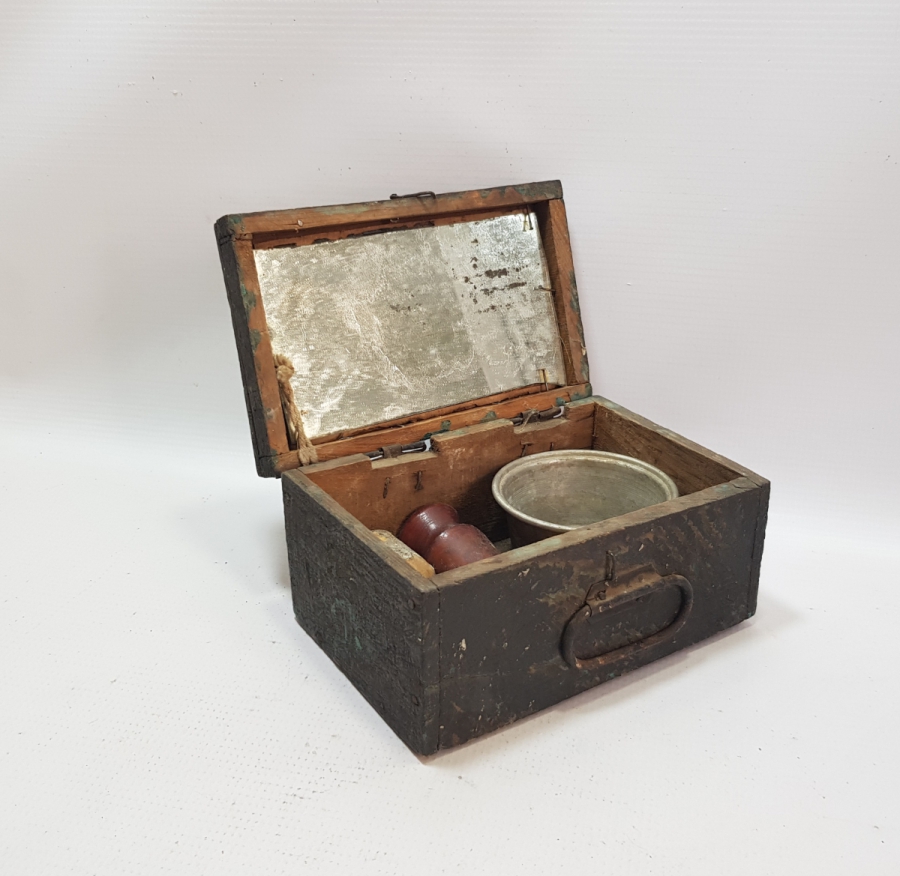 AHŞAP KUTUSUNDA ANTİKA TRAŞ SETİ