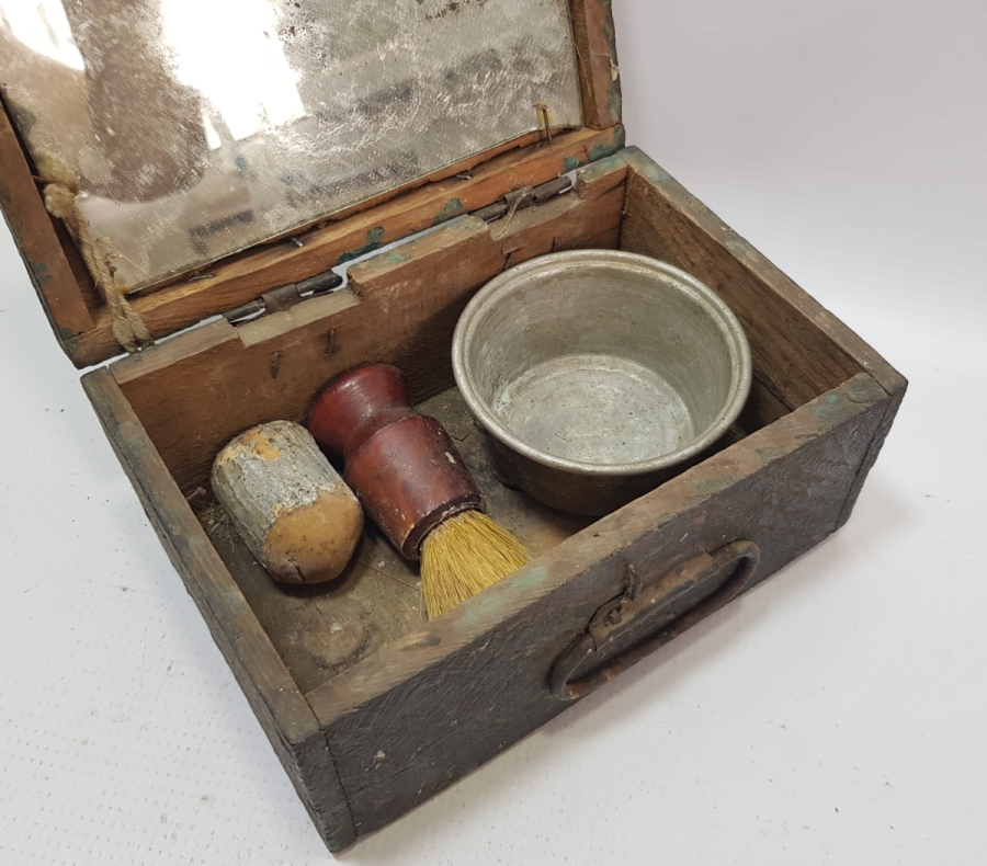 AHŞAP KUTUSUNDA ANTİKA TRAŞ SETİ