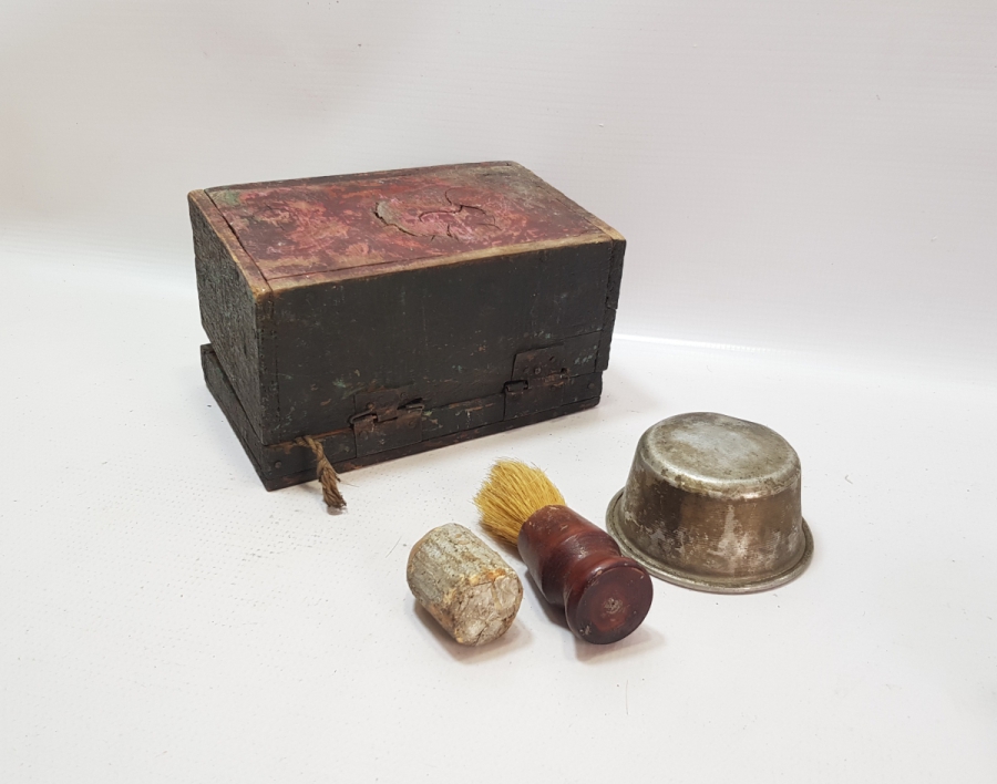 AHŞAP KUTUSUNDA ANTİKA TRAŞ SETİ