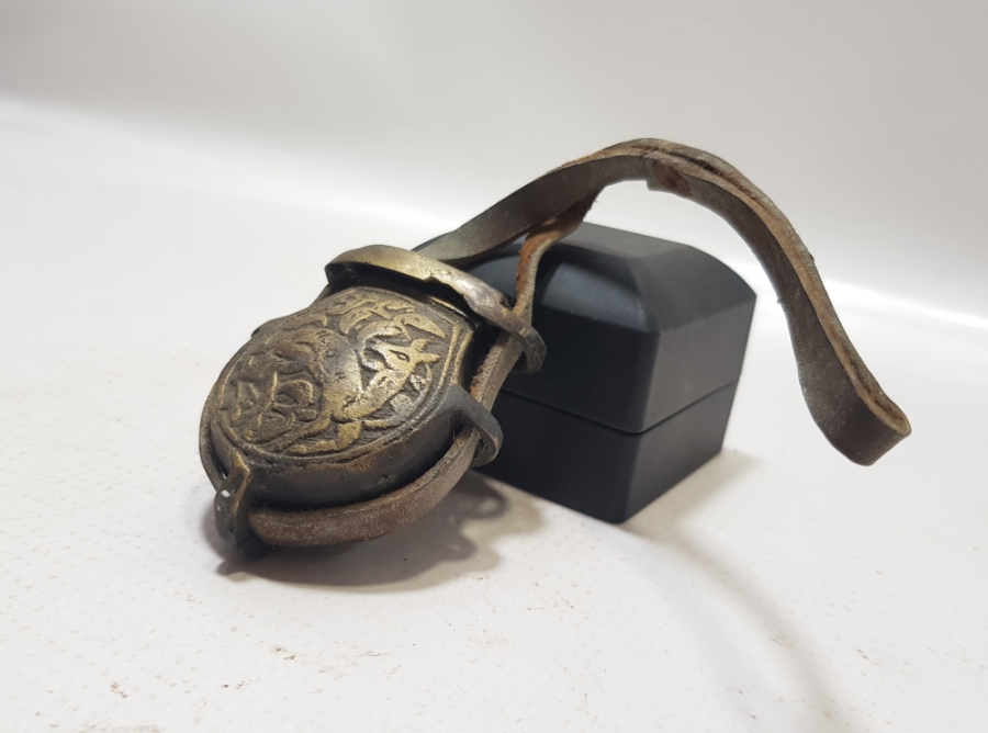 KABARTMA İŞÇİLİKLİ ANTİKA BRONZ BARUTLUK