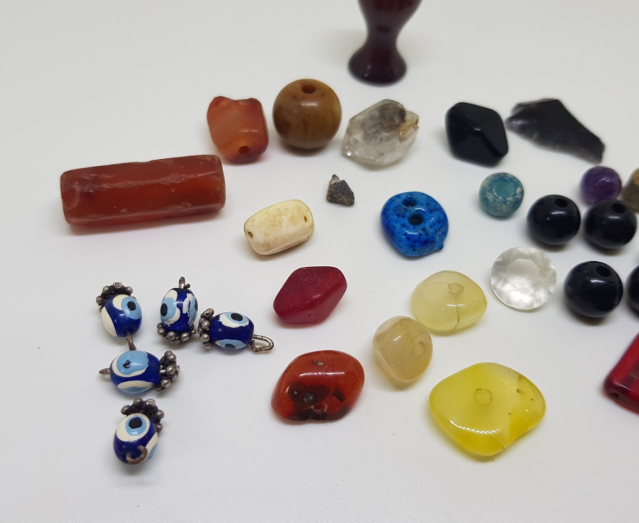 OSMANLI DÖNEMİ CAM VE DOĞAL TAŞ KOLYE PARÇALARI