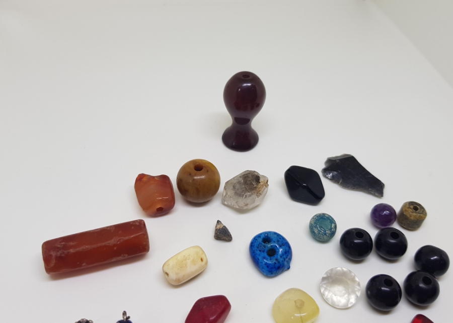 OSMANLI DÖNEMİ CAM VE DOĞAL TAŞ KOLYE PARÇALARI