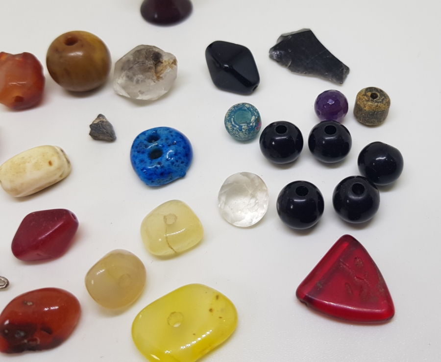 OSMANLI DÖNEMİ CAM VE DOĞAL TAŞ KOLYE PARÇALARI