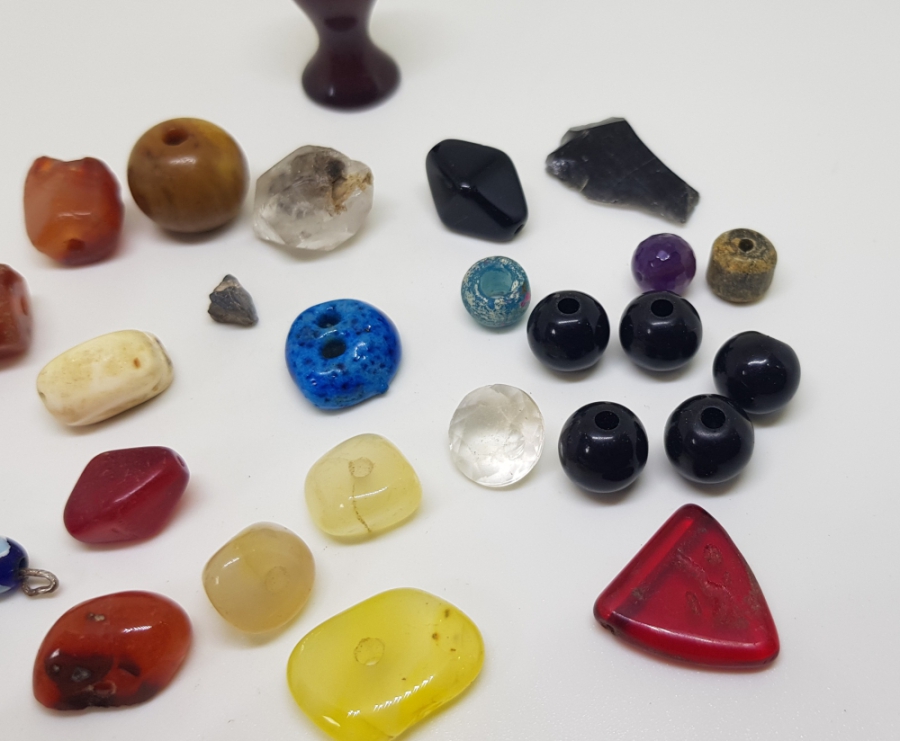 OSMANLI DÖNEMİ CAM VE DOĞAL TAŞ KOLYE PARÇALARI