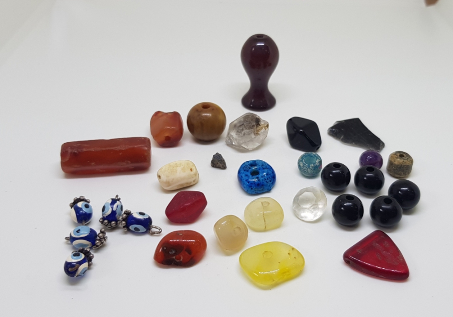 OSMANLI DÖNEMİ CAM VE DOĞAL TAŞ KOLYE PARÇALARI