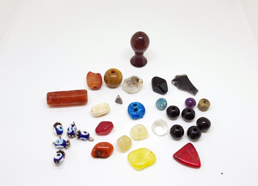 OSMANLI DÖNEMİ CAM VE DOĞAL TAŞ KOLYE PARÇALARI