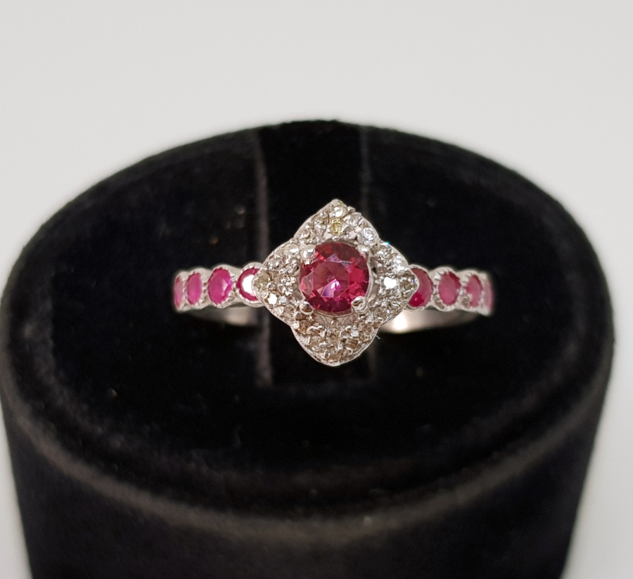 YAKUT VE PIRLANTA TAŞLI BAGET MODEL YÜZÜK