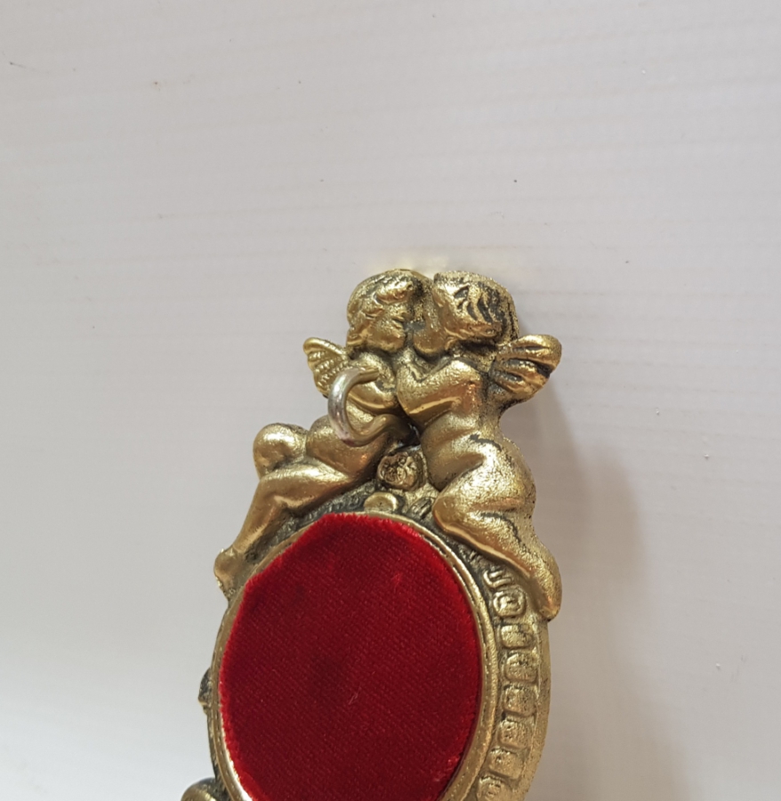 KABARTMA İŞÇİLİKLİ ANTİKA METAL SAAT STANDI