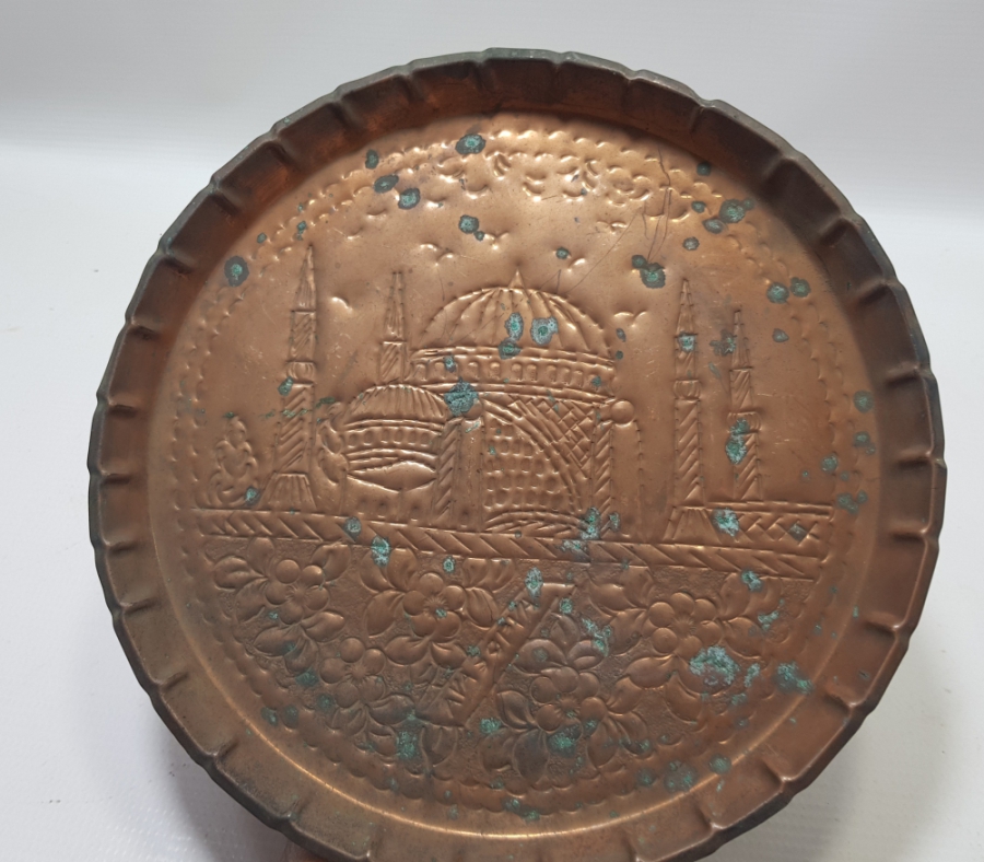 CUMHURİYET BAŞLARI KABARTMA VE KALEM İŞÇİLİKLİ AYASOFYA GÖRSELLİ ANTİKA BAKIR KAHVE TEPSİSİ