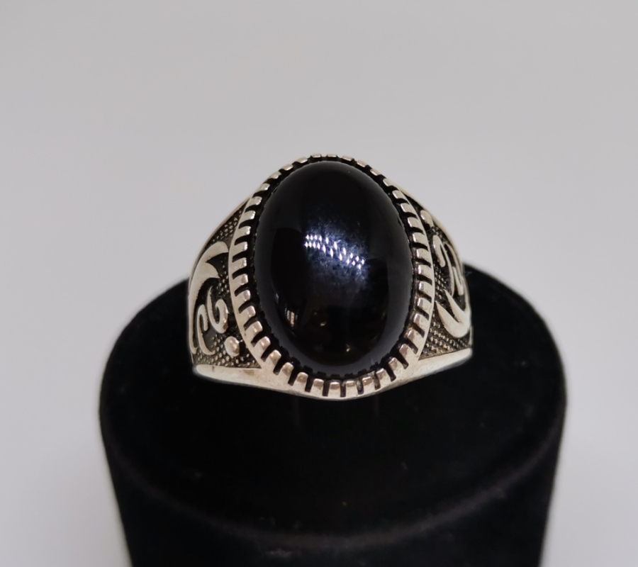 SİYAH AKİK TAŞLI VE ZÜLFİKAR İŞLEMELİ GÜMÜŞ YÜZÜK