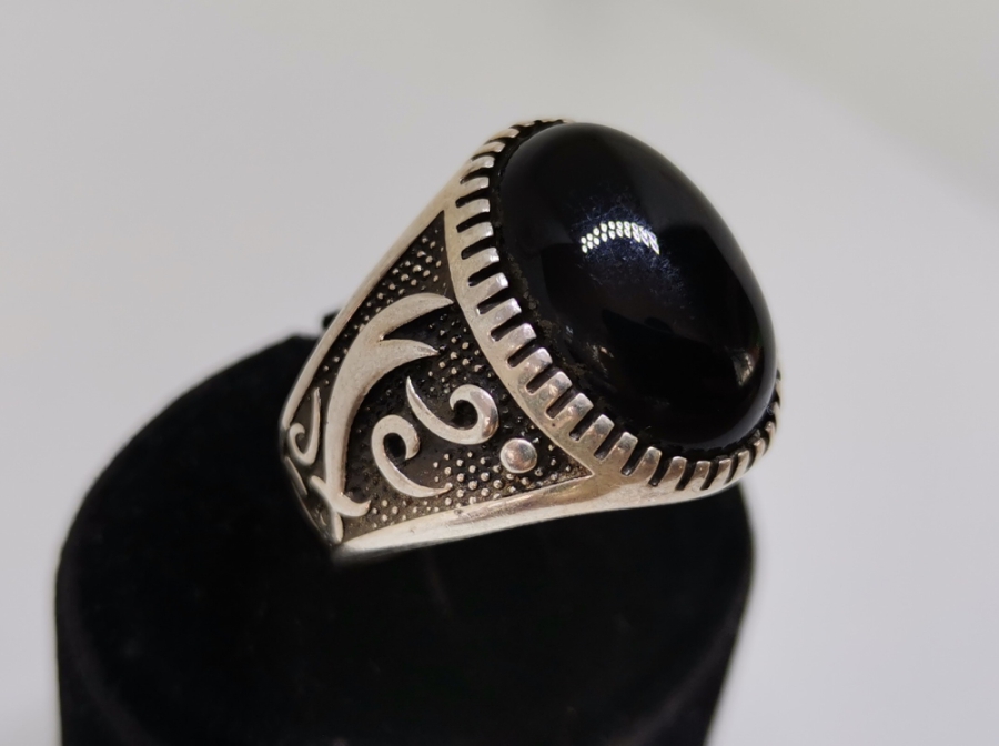 SİYAH AKİK TAŞLI VE ZÜLFİKAR İŞLEMELİ GÜMÜŞ YÜZÜK