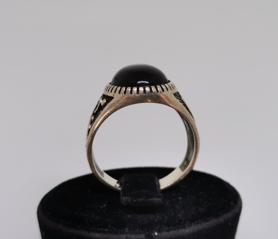 SİYAH AKİK TAŞLI VE ZÜLFİKAR İŞLEMELİ GÜMÜŞ YÜZÜK