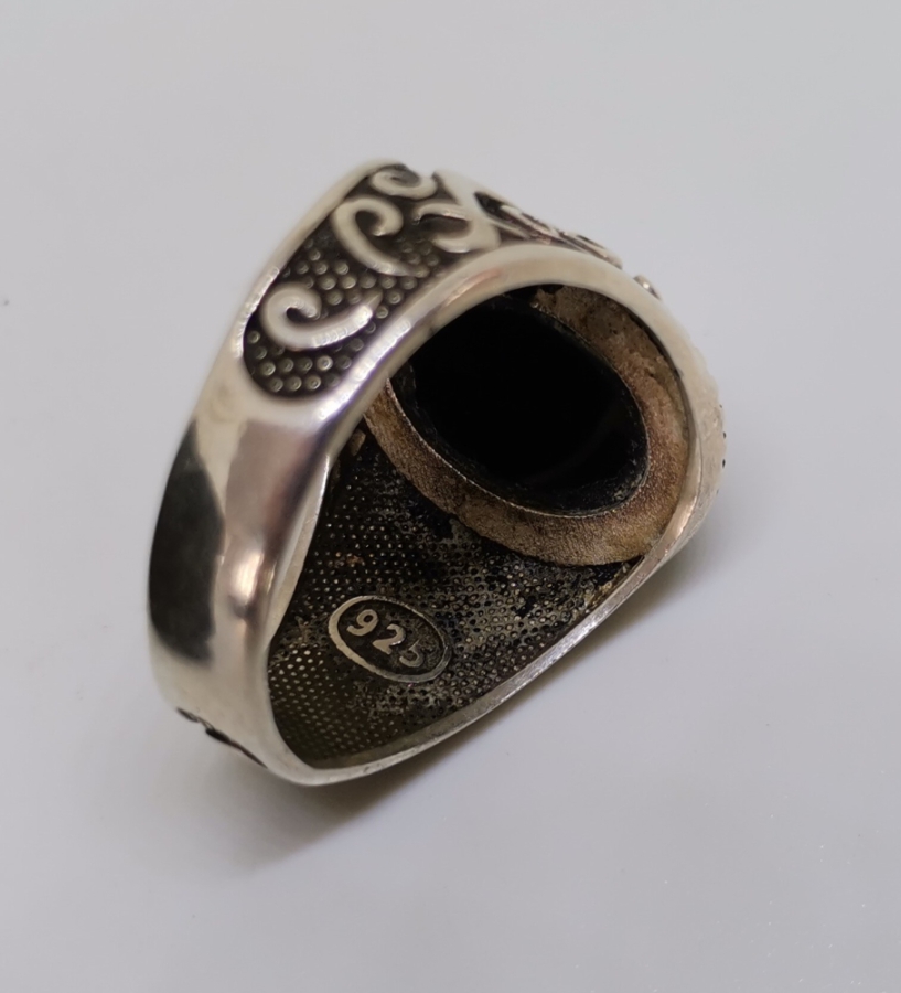 SİYAH AKİK TAŞLI VE ZÜLFİKAR İŞLEMELİ GÜMÜŞ YÜZÜK