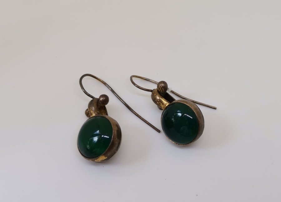 GÜMÜŞ ÜZERİ ALTIN KAPLAMA SANATÇI İŞİ ÖZEL TASARIM YEŞİM TAŞLI KÜPE