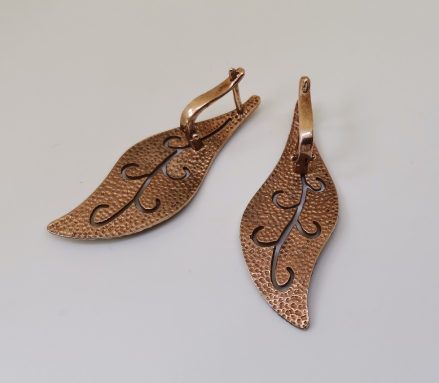 GÜMÜŞ ÜZERİ ALTIN KAPLAMA SANATÇI DAMGALI ÖZEL YAPIM KÜPE