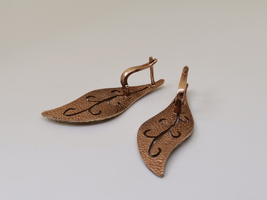 GÜMÜŞ ÜZERİ ALTIN KAPLAMA SANATÇI DAMGALI ÖZEL YAPIM KÜPE