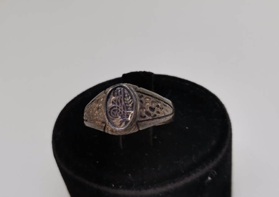 ÜZERİ TUĞRA FİGÜRLÜ KABARTMA İŞÇİLİKLİ GÜMÜŞ YÜZÜK