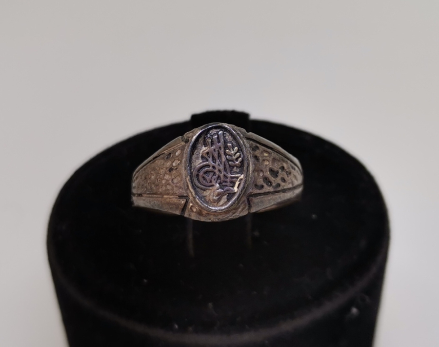 ÜZERİ TUĞRA FİGÜRLÜ KABARTMA İŞÇİLİKLİ GÜMÜŞ YÜZÜK