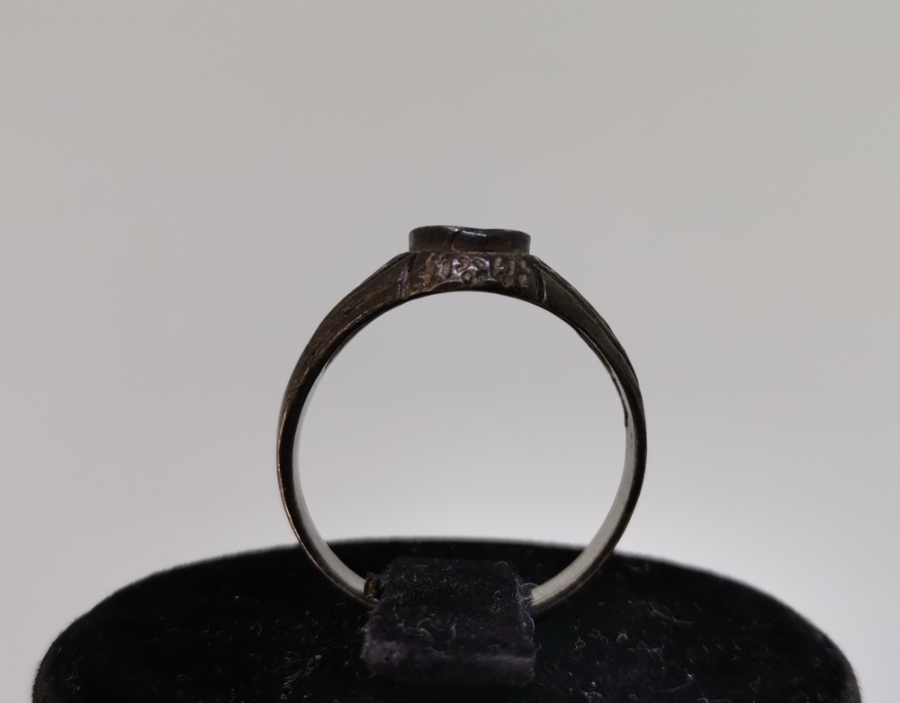 ÜZERİ TUĞRA FİGÜRLÜ KABARTMA İŞÇİLİKLİ GÜMÜŞ YÜZÜK