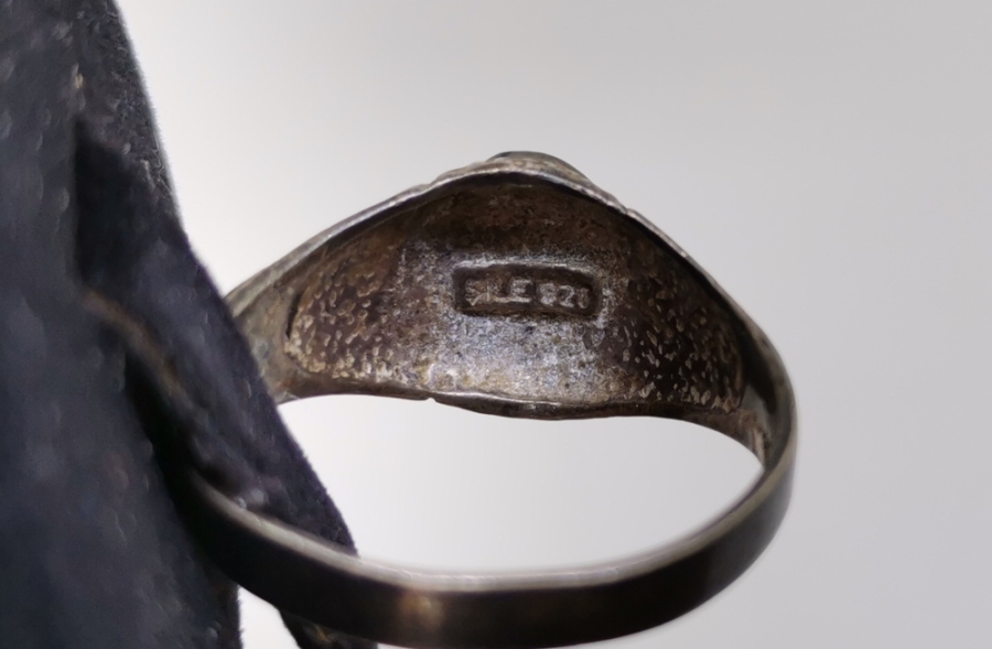 ÜZERİ TUĞRA FİGÜRLÜ KABARTMA İŞÇİLİKLİ GÜMÜŞ YÜZÜK