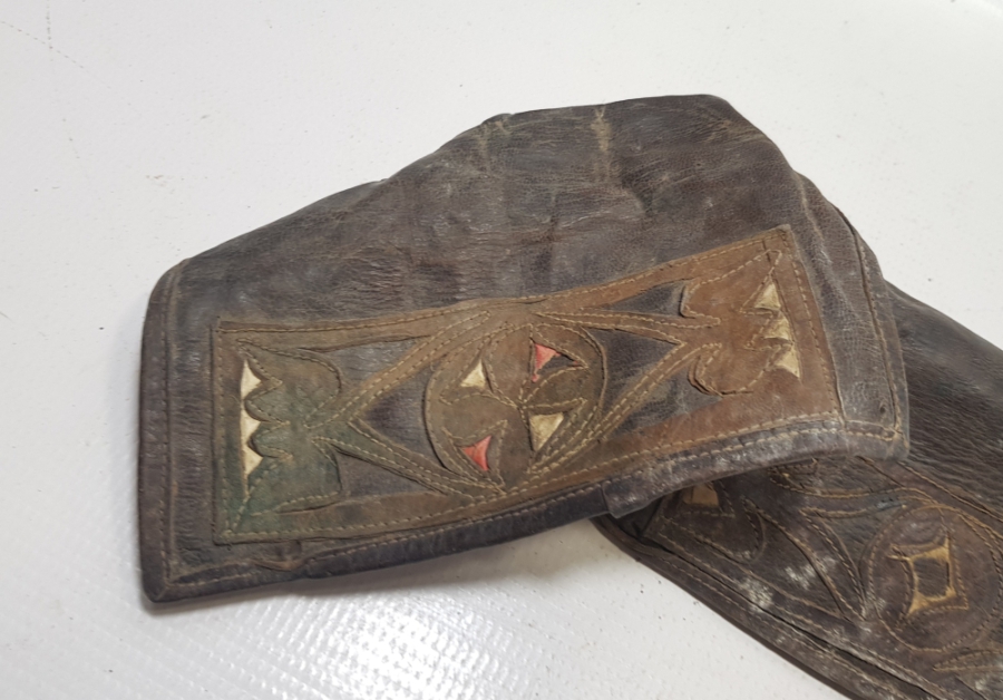 OSMANLI DÖNEMİ ÜZERİ İŞLEMELİ DERİ KÜTÜKLÜK PARÇASI