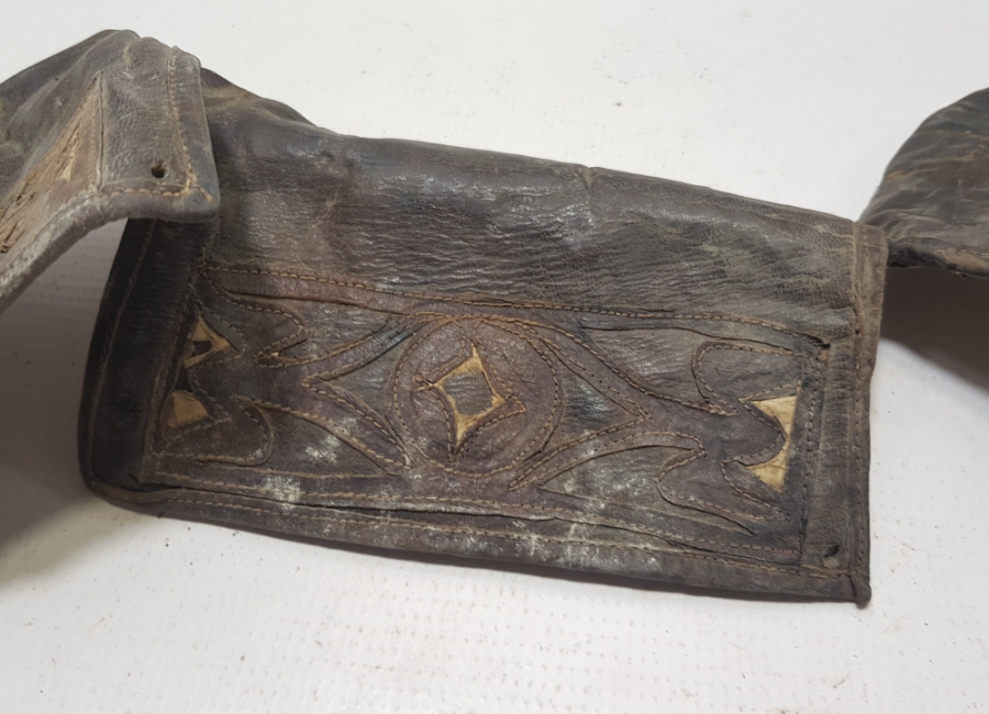 OSMANLI DÖNEMİ ÜZERİ İŞLEMELİ DERİ KÜTÜKLÜK PARÇASI