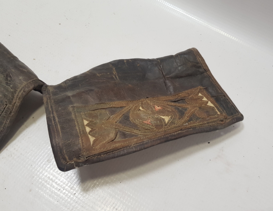 OSMANLI DÖNEMİ ÜZERİ İŞLEMELİ DERİ KÜTÜKLÜK PARÇASI
